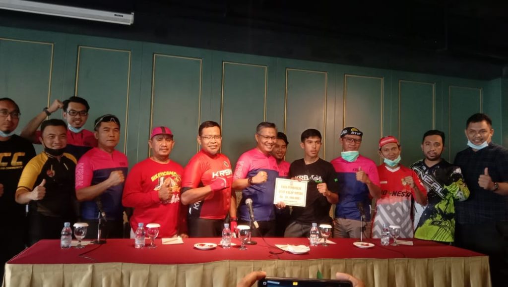 Pemberian hadiah dari ISSI Sultra kepada Ridwan usai konferensi pers