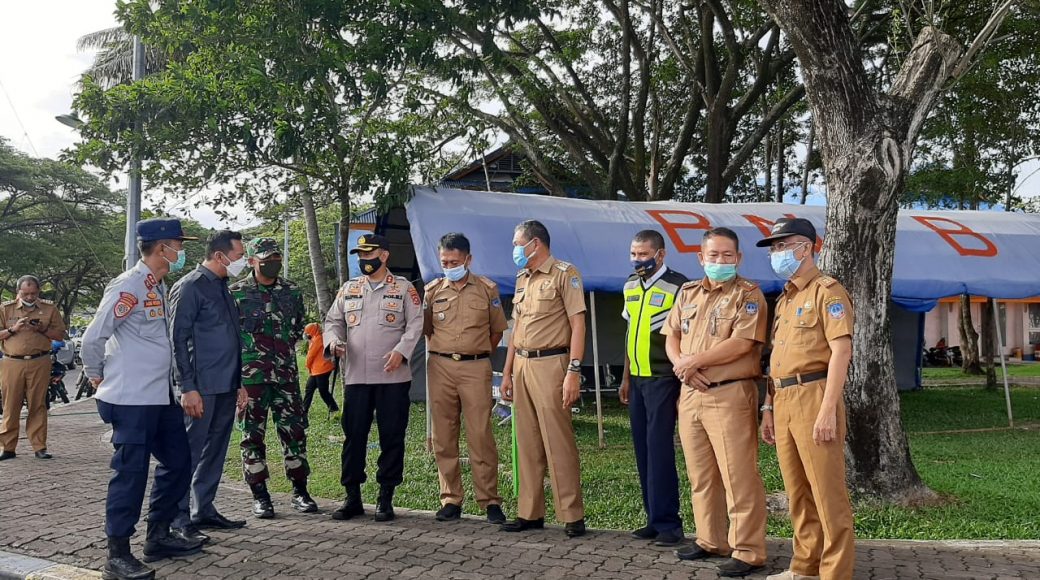 Foto Bupati Kolaka, Kapolres serta Ketua DPRD dan ketua BPBD saat memantau arus balik di Pelabuhan Ferry Kolaka