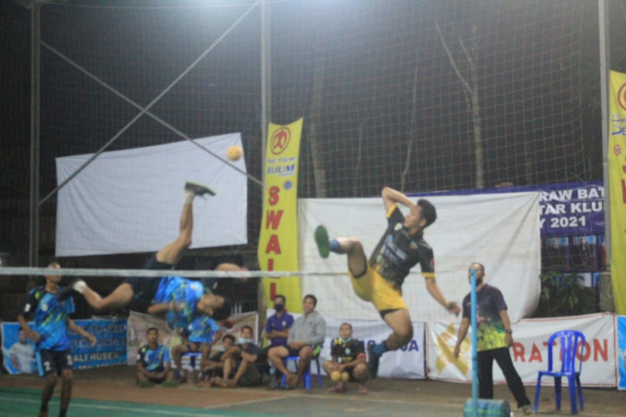Toni Azhar ( hitam) pemain pelatda Jateng