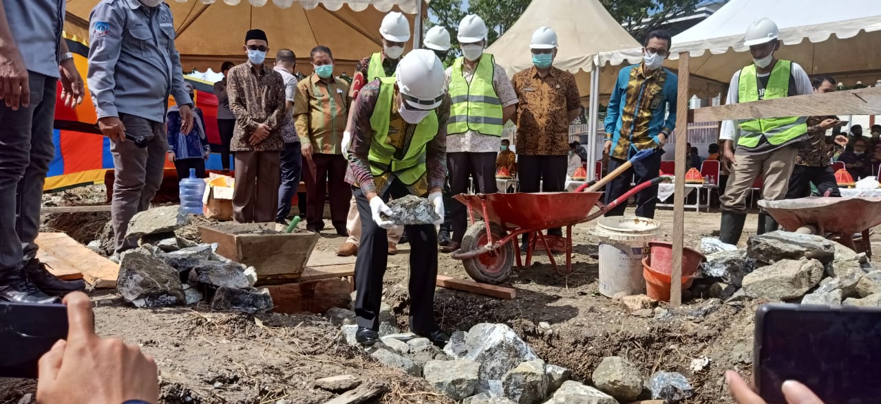 Foto Bupati Kolaka Ahmat Safei meletakkan batu pertama pembangunan Puskesmas Kolakasi