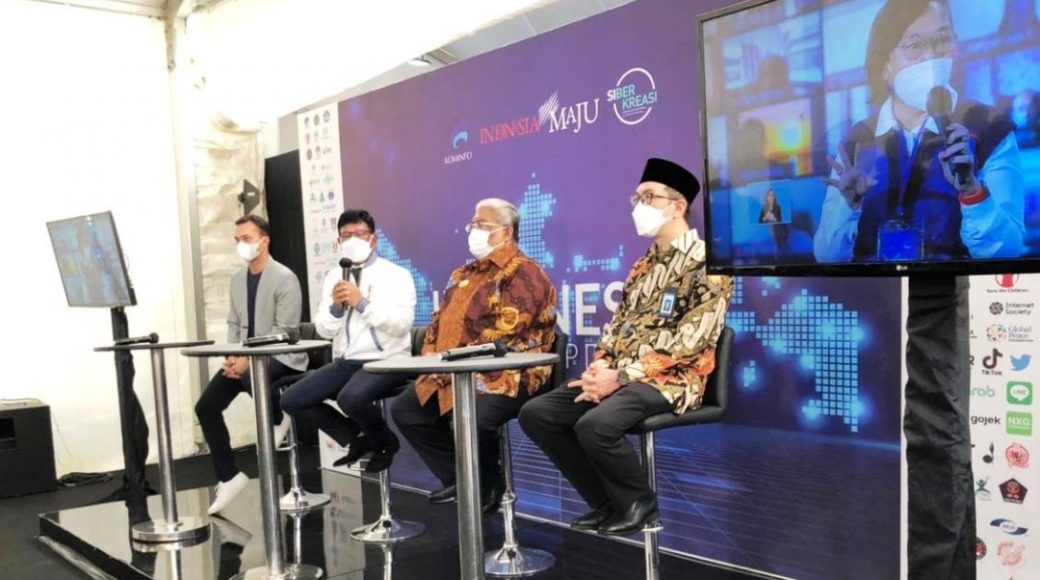 Gubernur Sultra bersama Menkominfo saat mengikuti giat secara langsung di GBK Jakarta
