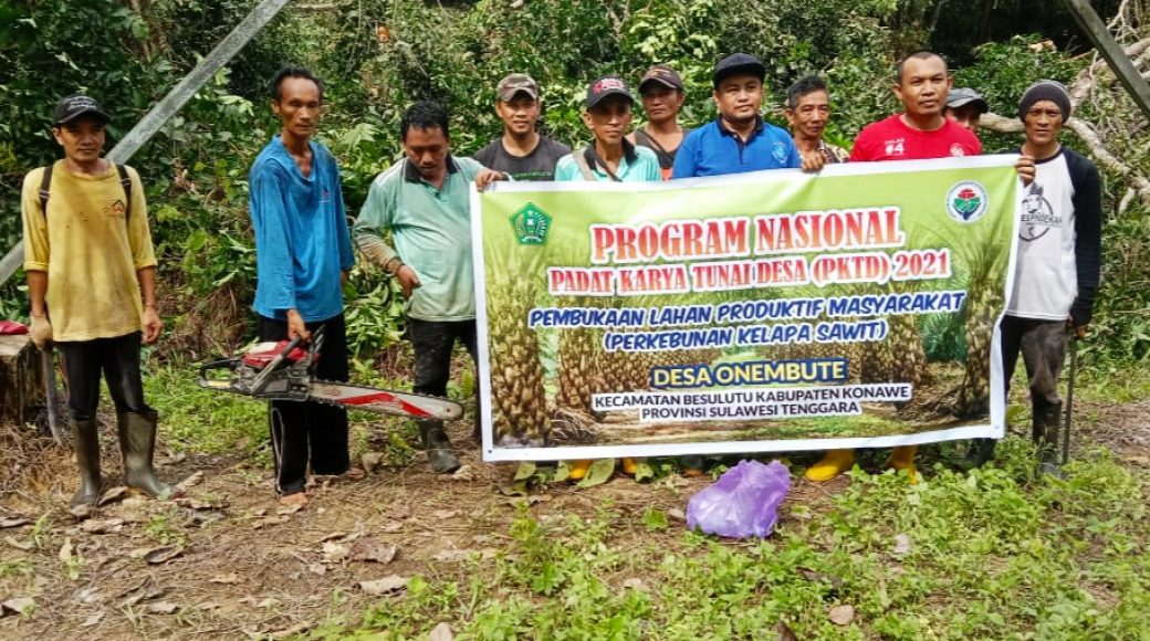 Warga Desa Onembute saat melakukan pembersihan lahan