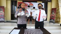 Kapolres Kendari, AKBP Didik Erfianto (kiri) bersama Kasat Narkoba Polres Kendari, IPTU Ridwan (kanan) saat menunjukan barang bukti