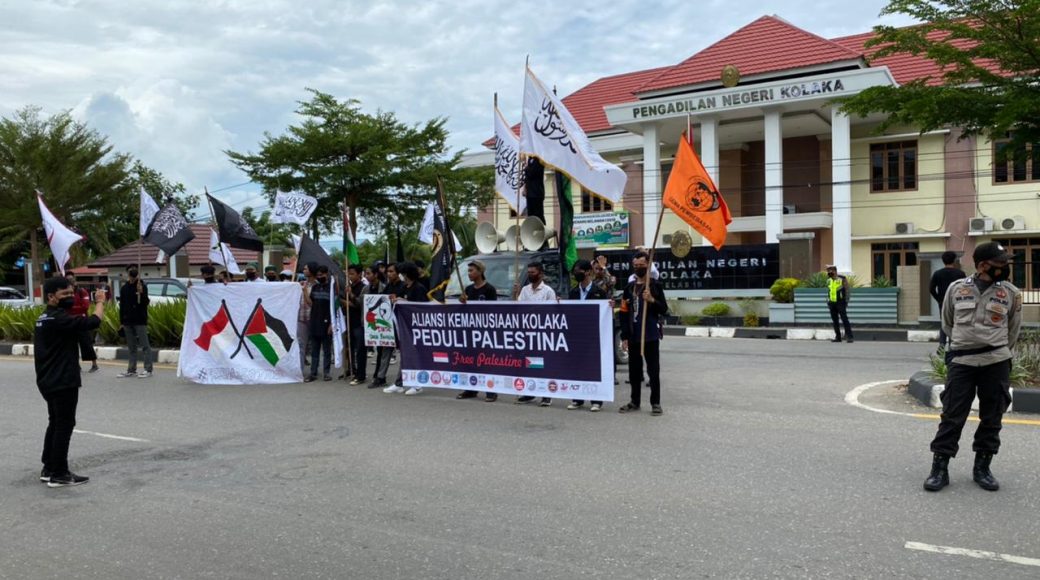 Foto Aliansi Muslim Kolaka, Melaksanakan Aksi Damai Mendukung Palestina di depan kantor DPRD Kabupaten Kolaka