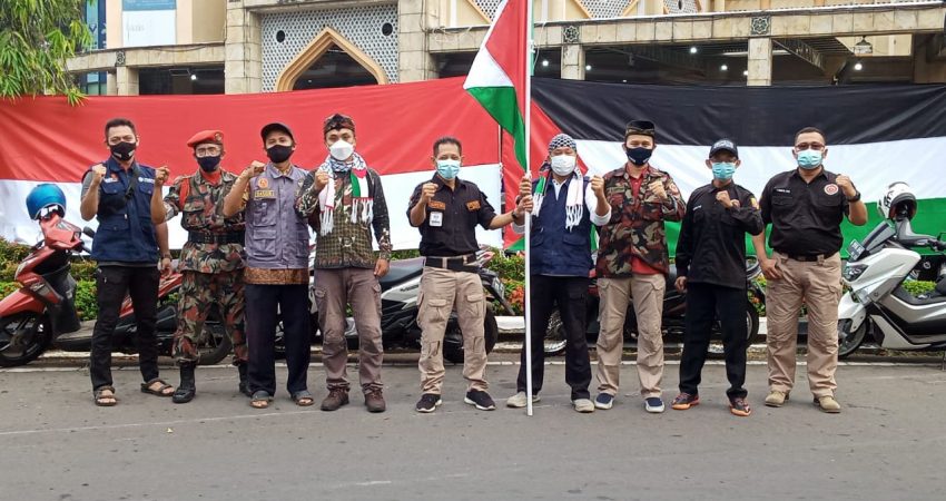 Ketua PDPM Jepara Serahkan Bantuan Palestina Lewat LAZISMU Jepara