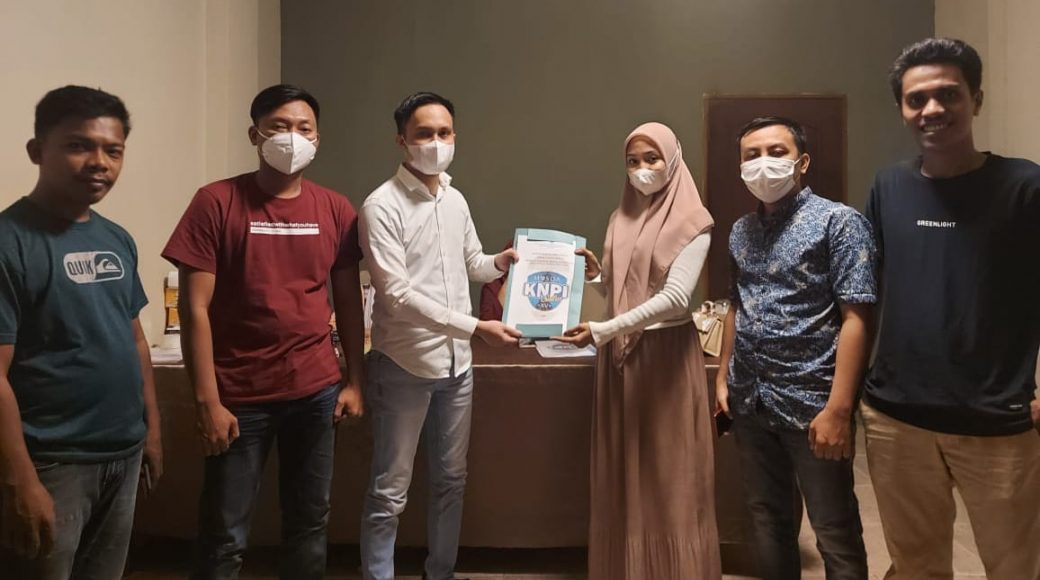 Jaswanto (kemeja putih) bersama tim saat mendaftarkan diri sebagai bakal calon Ketua Umum KNPI Sultra