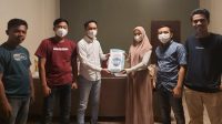 Jaswanto (kemeja putih) bersama tim saat mendaftarkan diri sebagai bakal calon Ketua Umum KNPI Sultra
