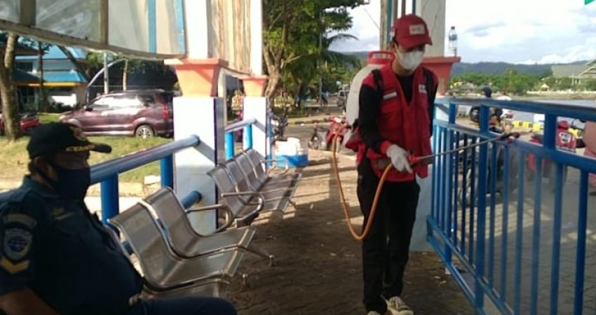 PMI Kolaka Semprot Disenfektan di Pelabuhan Ferry