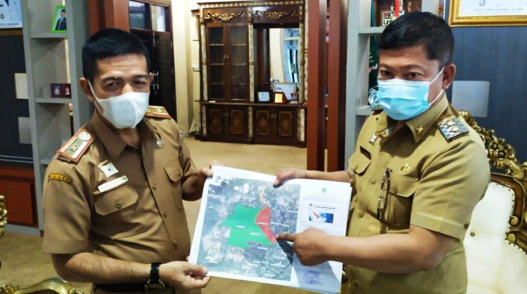 Wakil Bupati Konawe, Gusli Topan Sabara bersama Kabag Humas, Sukri Nur saat memperlihatkan peta lokasi yang di caplok oleh kabupaten tetangga.