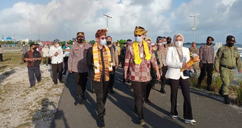 Gelombang Tinggi, Wamendag RI Beserta Senator Wa Ode Rabia Tetap Lanjutkan Kunjungan ke Wakatobi