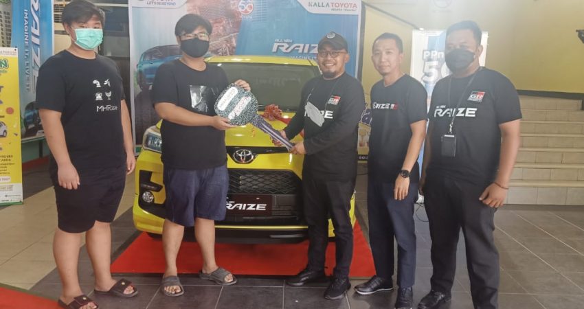 Kalla Toyota Kolaka, Lancing dan Penyerahan Mobil Toyota Raize di Top Swalayan