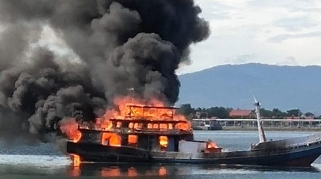 Satu Kapal Nelayan Hangus Terbakar di Pelabuhan Pelelangan Ikan Kolakasi