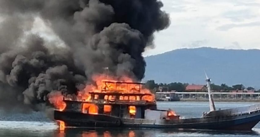 Satu Kapal Nelayan Hangus Terbakar di Pelabuhan Pelelangan Ikan Kolakasi
