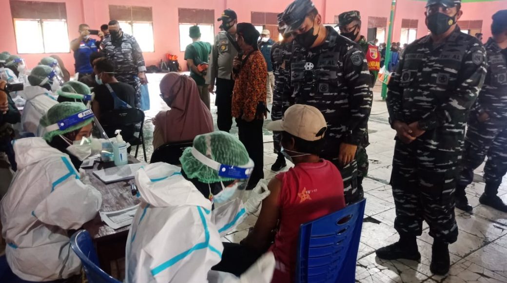 TNI AL Koarmada II Gelar Serbuan Vaksin di Pulau Terpencil Sapekan Ujung Timur Madura