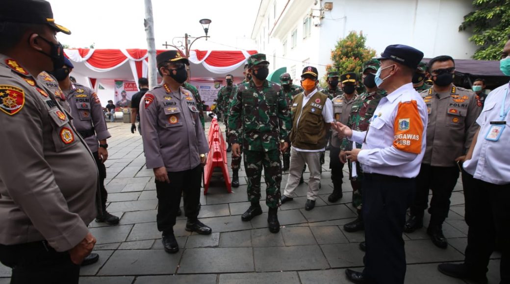 Gelar Vaksinasi Massal di Kota Tua, TNI-Polri Targetkan 2.000 Orang per Hari