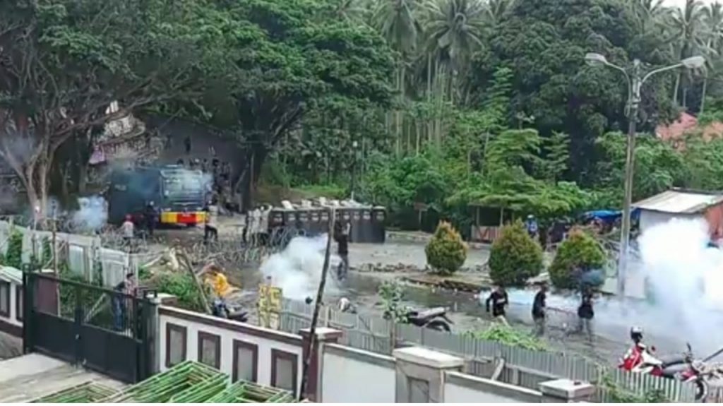 Unjuk rasa ricuh, polisi tembakkan gas air mata dan lemparan batu dari massa aksi
