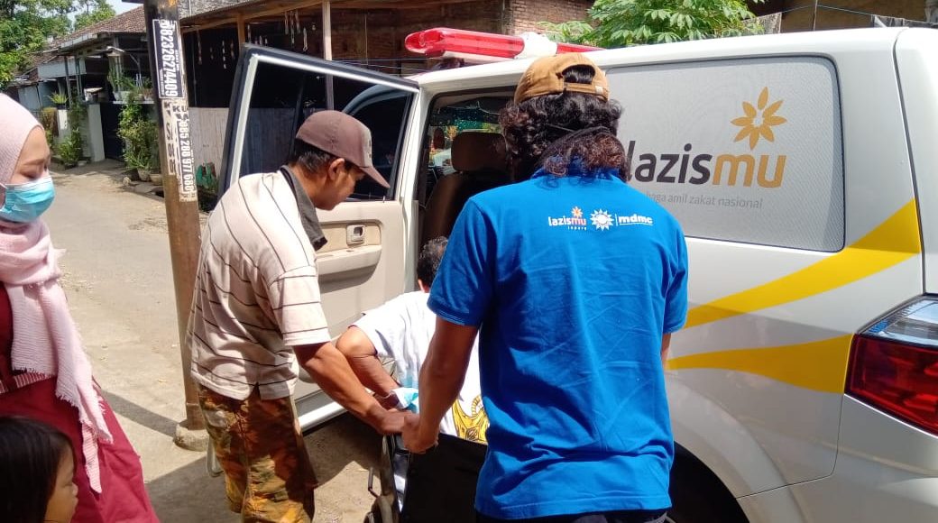Ambulans LAZISMU Jepara Beri Layanan Gratis Warga Pecangaan Kulon