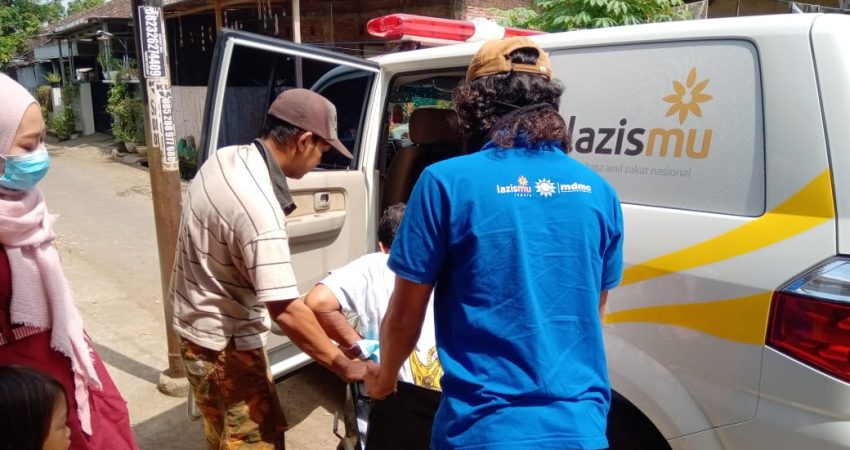 Ambulans LAZISMU Jepara Beri Layanan Gratis Warga Pecangaan Kulon