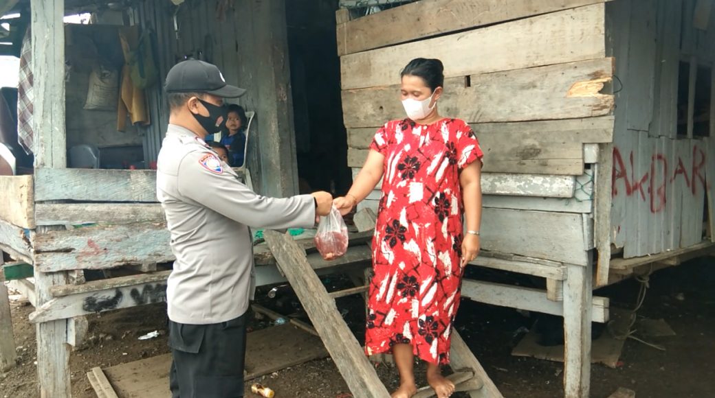 Hindari Kerumunan, Polres Kolaka Datangi Rumah Warga Saat Bagi Daging Kurban