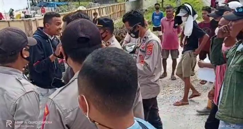 Aliansi Masyarakat Tomia Bersatu berunjuk rasa menuntut pelaku penghinaan oleh oknum pekerja proyek dihukum (foto: rusdin/tegas.co)