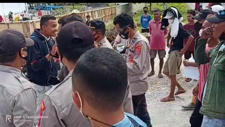 Aliansi Masyarakat Tomia Bersatu berunjuk rasa menuntut pelaku penghinaan oleh oknum pekerja proyek dihukum (foto: rusdin/tegas.co)