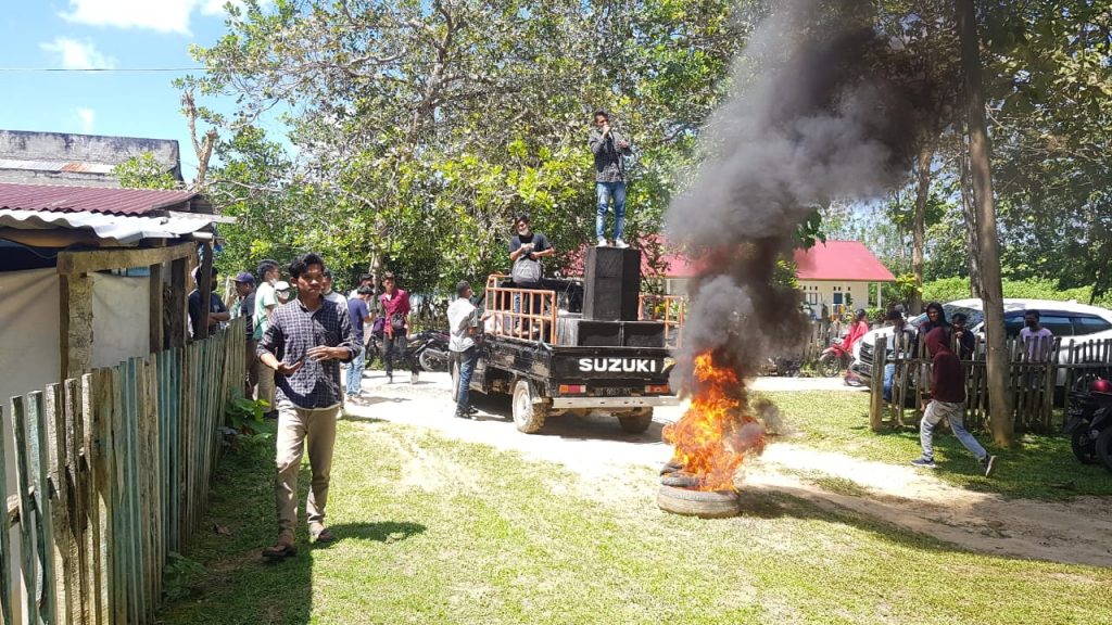 Demonstrasi di Depan Kantor DPRD Mubar