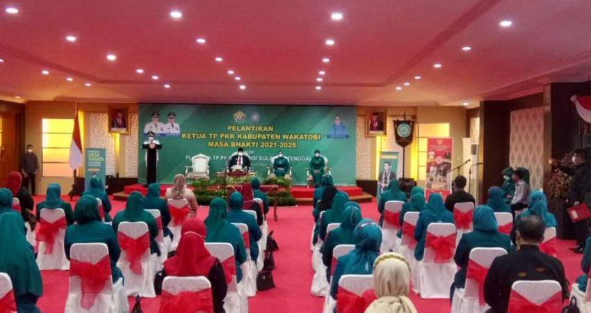 Sekda Sultra Lantik Ketua TP PKK dan Dekranasda Wakatobi