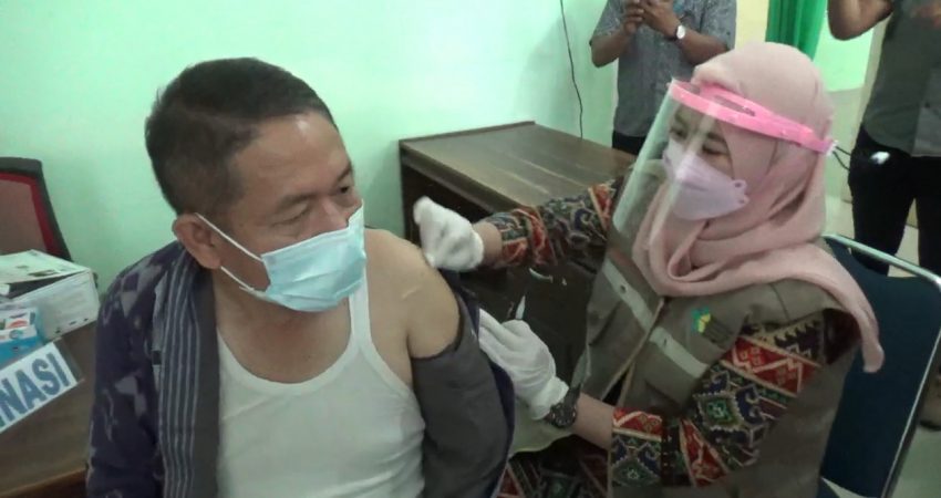 Dinkes Kolaka Gelar Vaksinasi Dosis Ketiga Untuk Nakes
