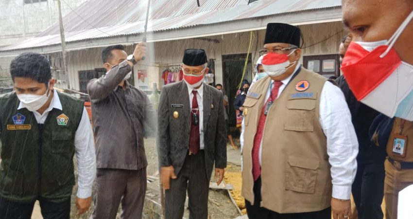 Meski Hujan Lebat, Gubernur Tetap Bagi Sembako ke Warga