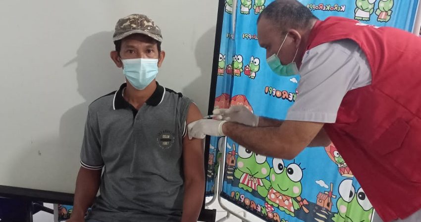 Camat Kolaka Gelar Vaksinasi Massal