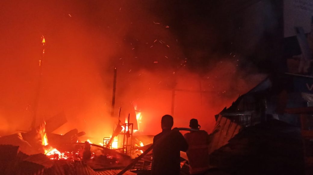Si Jago Merah Hanguskan 7 Petak Bangunan di Sekitar Kawasan Pasar Baru Kendari
