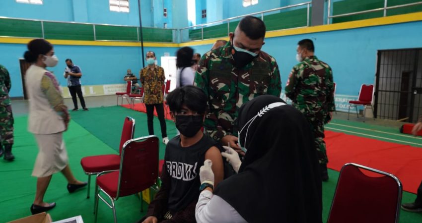 Kerja Sama dengan UHO, Korem 143/HO Gelar Vaksinasi Massal Bagi Civitas Akademik