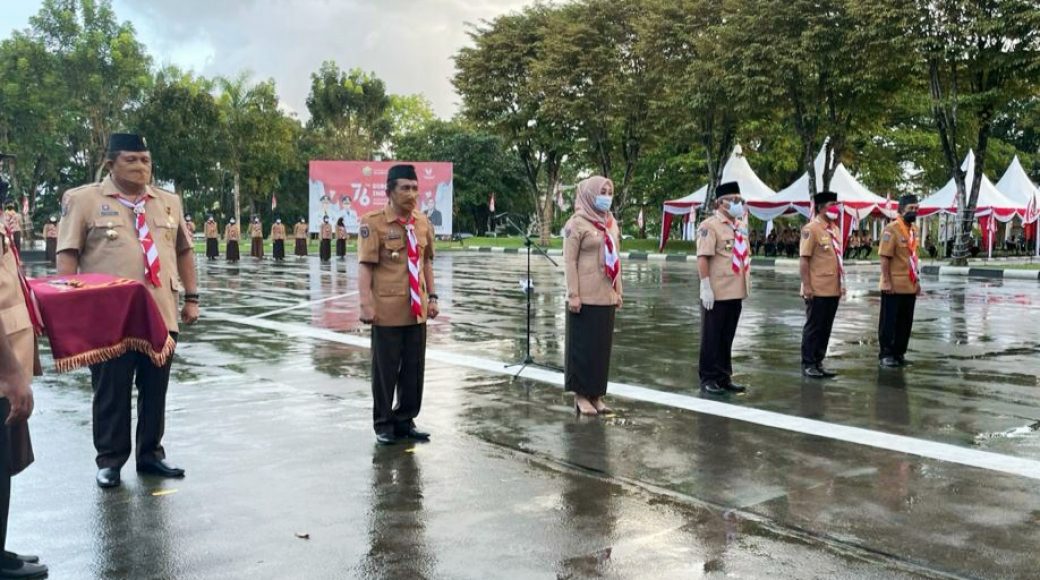 Suasana penyerahan lencana dharma bakti oleh Bupati Konawe dan yang mewakili Wakil Bupati Konawe