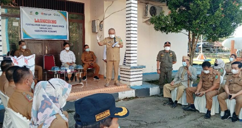 Bantuan PPKM Disalurkan Langsung Oleh Bupati Konawe