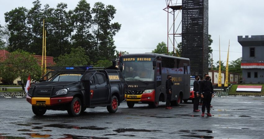 Siap Kawal Kontingen Sultra ke PON XX Papua, Sat Brimob Polda Sultra Simulasi Peragaan Pengawalan VVIP di Depan Atlet