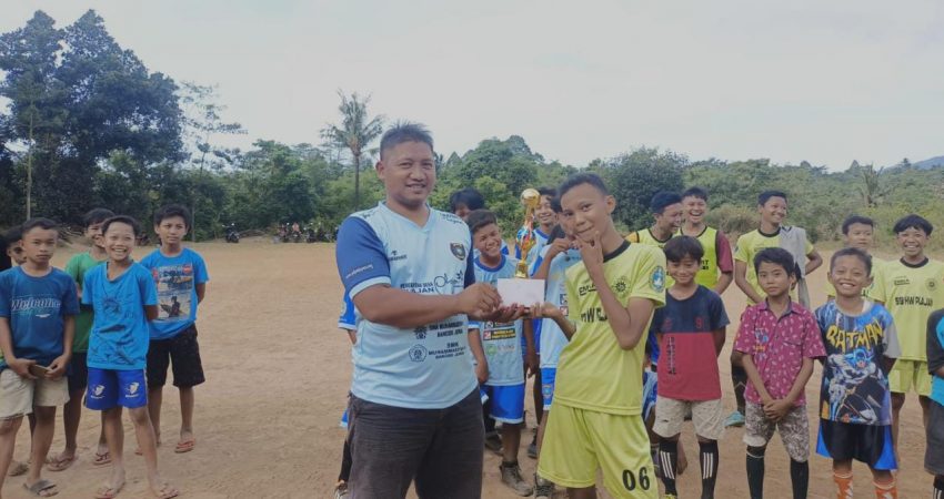 Ketua PS HW Plajan serahkan piala tim juara