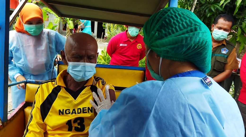 Jenderal BIN Kawal Warga yang Divaksin di Atas Becak