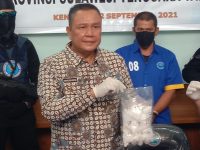 Kepala BNNP Sultra menunjukan barang bukti