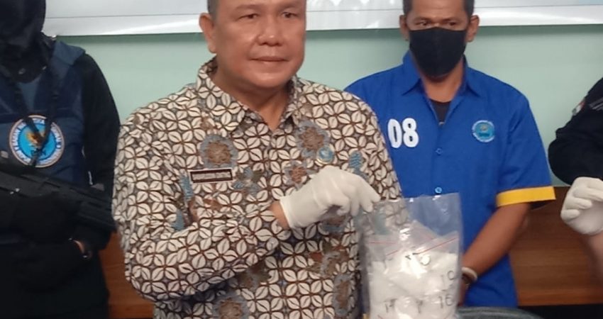 Kepala BNNP Sultra menunjukan barang bukti