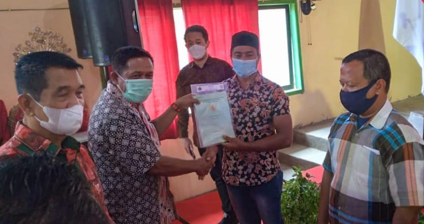 Hugua Serahkan Sertifikat Tanah kepada Warga Konut