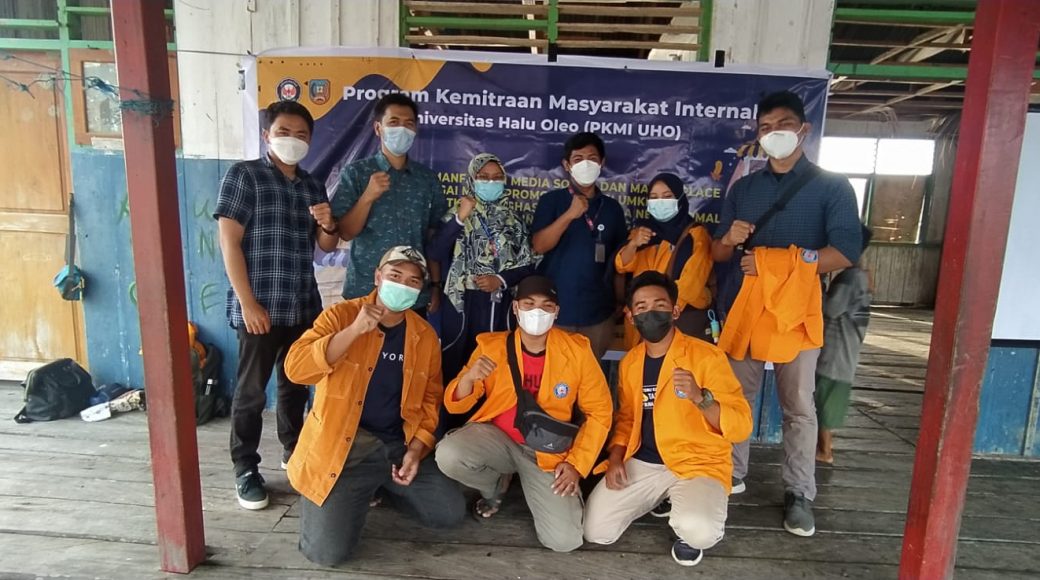 Tim Pengabdian Internal UHO Gelar Pelatihan Medsos dan Marketplace untuk UMKM di Desa Atas Laut Torokeku