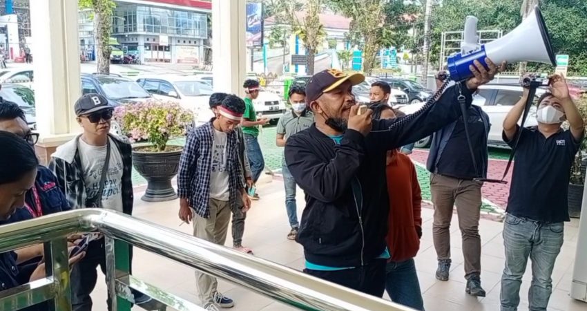 Belasan Orang Datangi PN Kendari, Ini Alasannya
