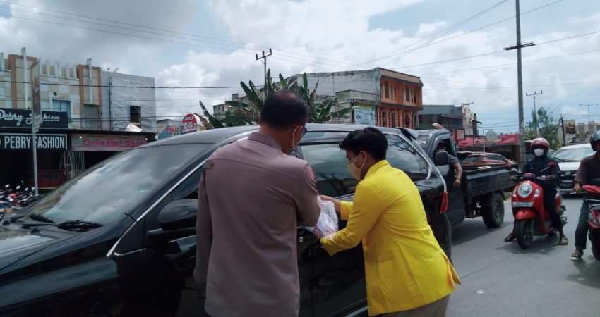 Tingkatkan Kepedulian Prokes, Polda Sultra dan UMW Bagi-bagi Masker