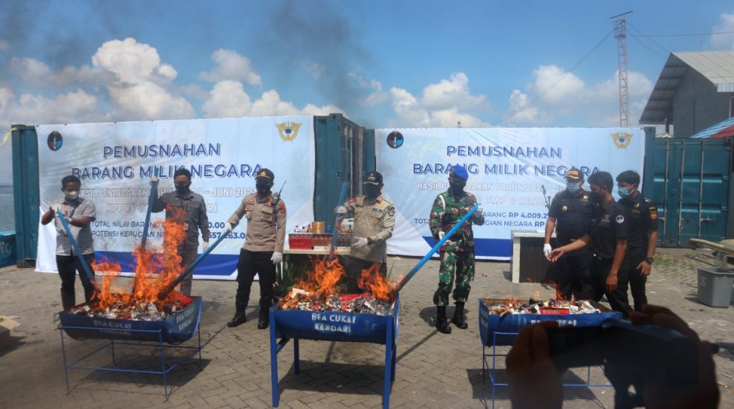 Bea Cukai Kendari Musnahkan Ribuan Barang Ilegal