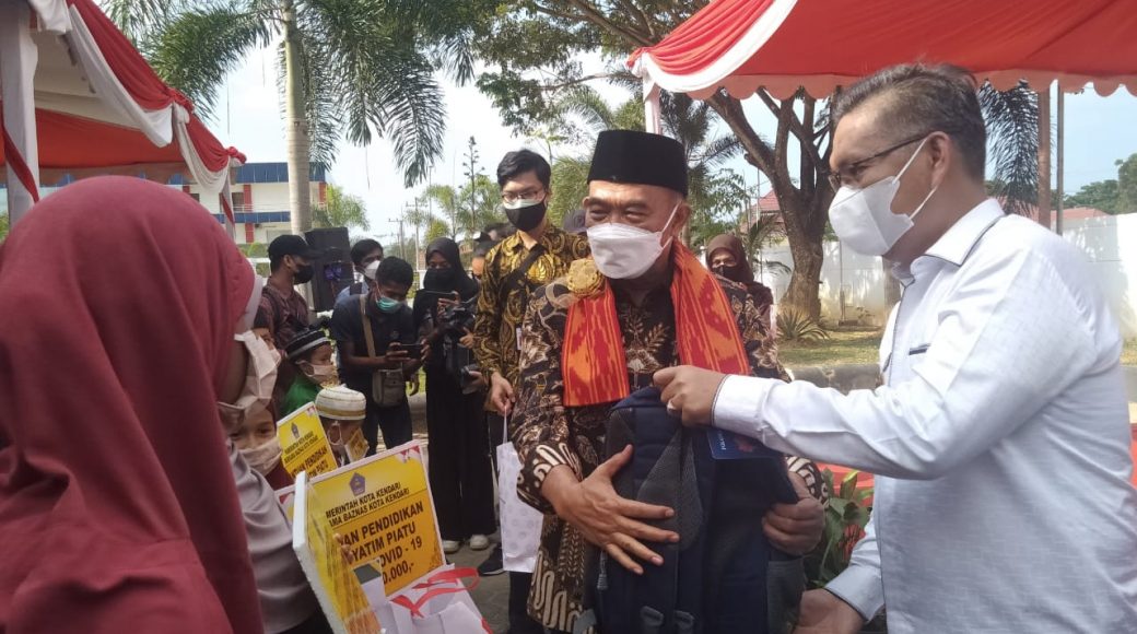 Menko PMK RI bersama Pemkot Kendari Salurkan Bantuan ke Korban Covid-19