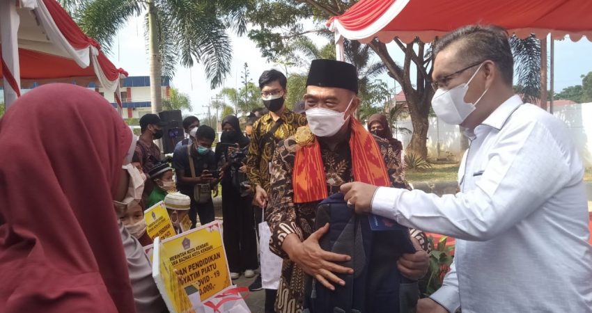 Menko PMK RI bersama Pemkot Kendari Salurkan Bantuan ke Korban Covid-19