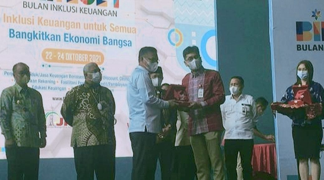 Wali Kota Kendari, Sulkarnain Raih Penghargaan Dilan dari OJK