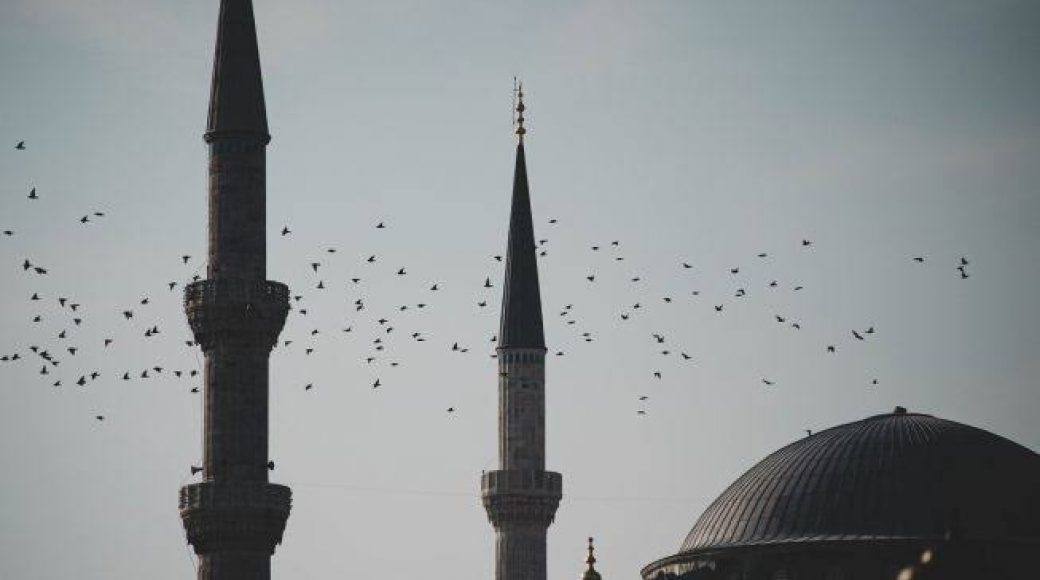 Suara Adzan dianggap Mengganggu? Bukti Penyudutan Syiar Islam