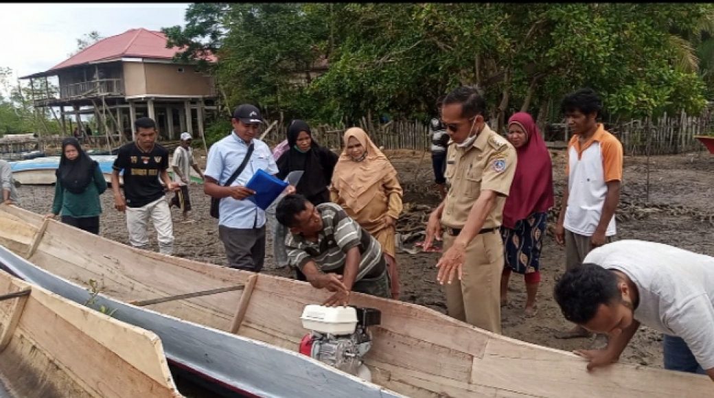 Tingkatkan Perekonomian Masyarakat, Pemdes Lakawoghe Distribusi Sarana Penangkapan Ikan