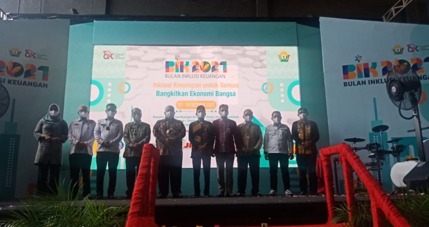 Asrun Lio Serahkan Bantuan Rekening dan ATM Bank Sultra untuk Pelajar SMA se-Sultra